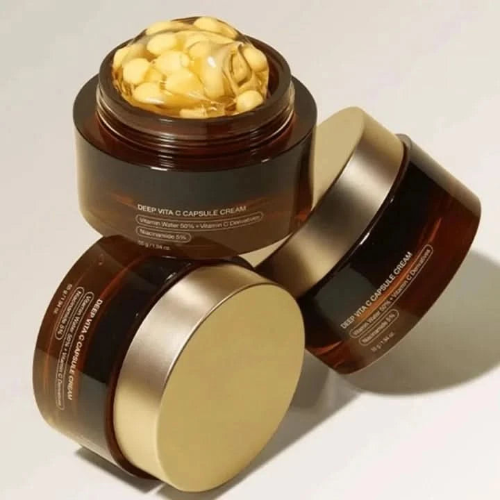 Éclat visible et peau hydratée grâce aux capsules C