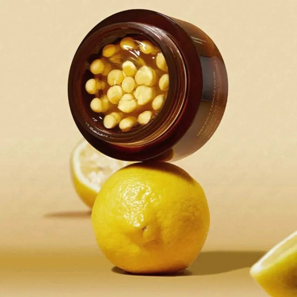 Éclat visible et peau hydratée grâce aux capsules C